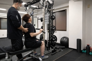 飯田橋にあるパーソナルジム、背中のトレーニング風景