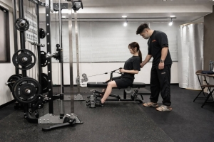 飯田橋にあるパーソナルジム、背中のトレーニングの様子