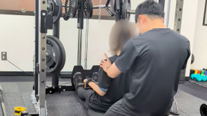 飯田橋のパーソナルジム、肩こり改善トレーニング風景