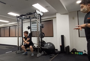 飯田橋にあるパーソナルジム、スクワットの様子